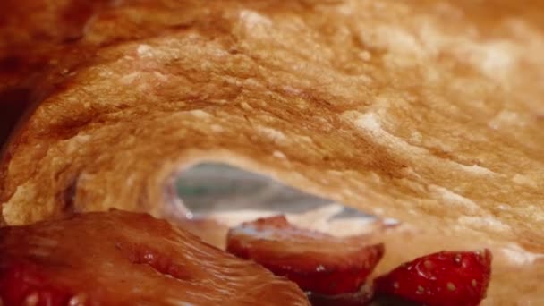 チョコレートとイチゴのパンケーキの中のカメラ ドリースライダー極端なクローズアップ ラオワ プローブ スローモ — ストック動画