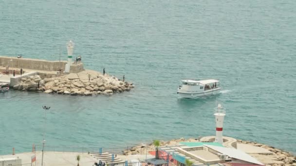 Barca Pluteşte Doc Balize Mici Laterale Pescarii Stau Stânci — Videoclip de stoc