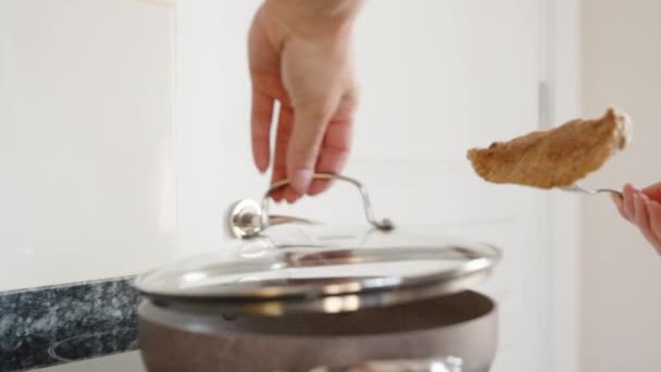 Cocinando Puse Trozo Pollo Una Sartén Cerca Movimiento Encimera Piedra — Vídeo de stock
