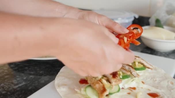 Vařím Nakrájím Rajčata Plátky Smaženého Kuřete Udělám Shawarma Detailní Záběr — Stock video