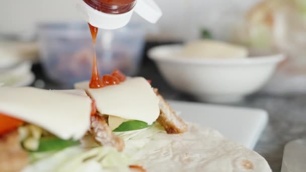 Koken Giet Ketchup Het Schaakbord Zal Shawarma Doen Close Beweging — Stockvideo