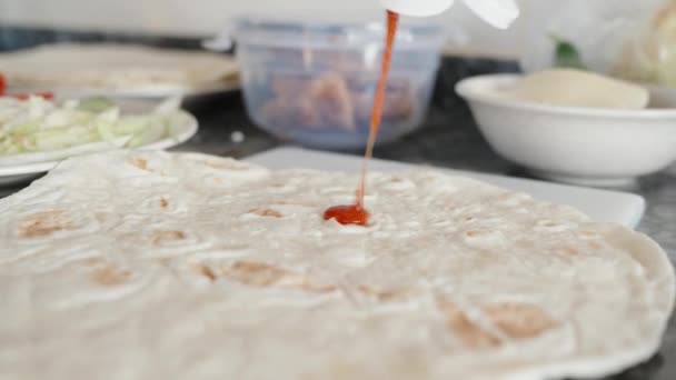 Koken Giet Ketchup Pita Zal Shawarma Doen Close Beweging Zwarte — Stockvideo