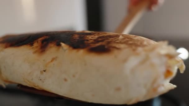 Koken Heb Gebakken Shawarma Het Bord Gedaan Close Beweging Zwarte — Stockvideo