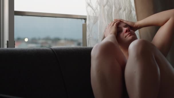 Seorang Wanita Muda Yang Lelah Berbaring Sofa Sesuaikan Rambut Dan — Stok Video