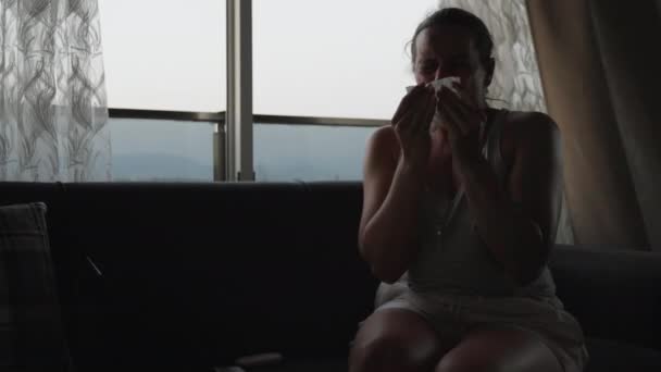 Genç Kadın Hapşırıyor Burnunu Siliyor Kanepede Oturuyordum Tam Bir Duvar — Stok video