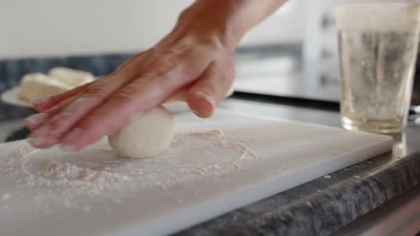 Yemek Pişirmek Ellerim Bardağımla Peynirli Krep Yapıyorum Siyah Tezgah Beyaz — Stok video