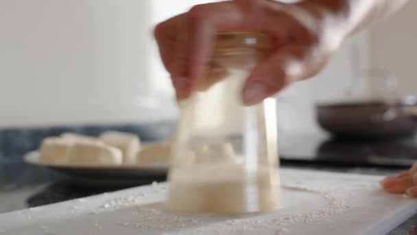 Cocinar Formo Una Tortita Queso Con Vaso Puse Plato Encimera — Vídeos de Stock