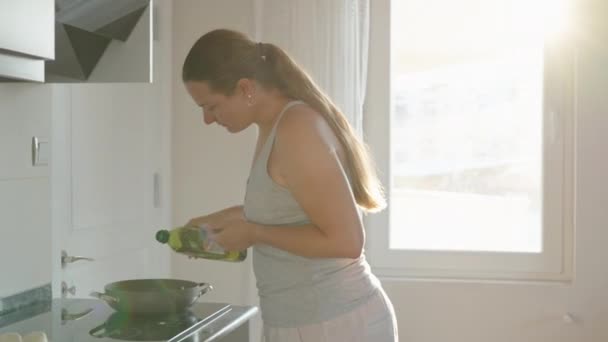 Готувати Виливаю Олію Сковороду Сонячне Світло Вікні Русі — стокове відео