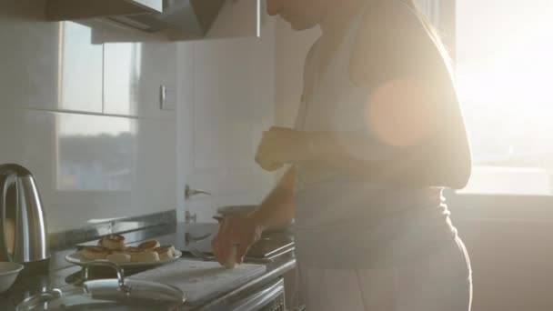 Cocinar Enrollo Los Panqueques Queso Harina Los Pongo Una Sartén — Vídeo de stock