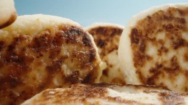 Bir sürü peynirli krep ve hepsi benim. Güzel kahvaltı. Mavi gökyüzü. Yaz, güneşli hava. Dolly Slider aşırı yakın çekim. Laowa Sondası. Yavaş çekim.
