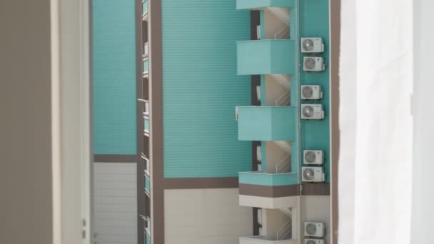 Utsikt Från Fönstret Till Grannhuset Blå Väggar Det Varmt Luftkonditioneringen — Stockvideo
