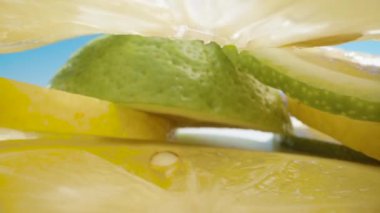 Kamera dilimlenmiş limon dilimlerinin içine giriyor. Dolly Slider aşırı yakın çekim. Laowa Sondası. Yavaş çekim.