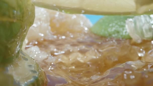 카메라가 레몬을 넣으면 꿀에서 떨어진다 매크로 슬라이드 — 비디오