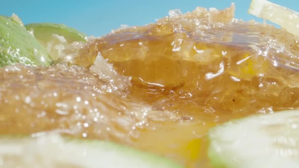 Κάμερα Κατεβάζει Την Πλαγιά Σκορπισμένη Μέλι Και Πράσινες Φέτες Λεμονιού — Αρχείο Βίντεο