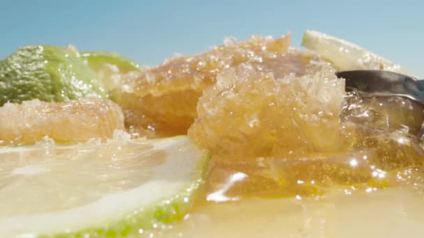 Bal Peteği Limon Dilimleri Kaşıkla Bir Parça Bal Topluyorum Düşüyor — Stok video