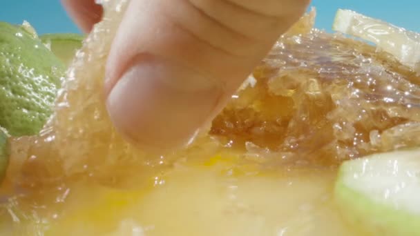 Honeycomb Lemon Slices Take Piece Honey Hand Dolly Slider Extreme — Stock Video
