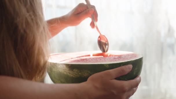 Jonge Vrouw Heeft Een Halve Grote Watermeloen Haar Schoot Eet — Stockvideo