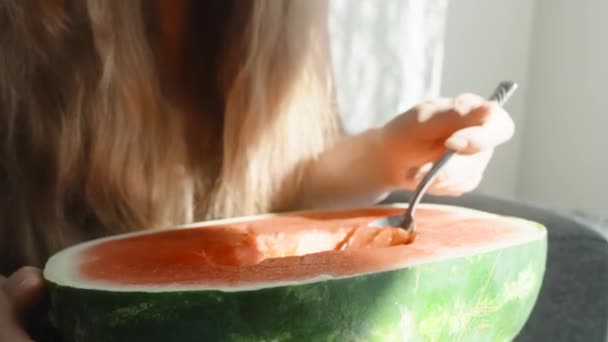 Camera Beweging Jonge Vrouw Heeft Een Grote Watermeloen Haar Schoot — Stockvideo
