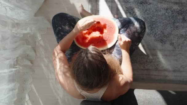 Jonge Vrouw Zit Vloer Een Grote Watermeloen Haar Schoot Eet — Stockvideo
