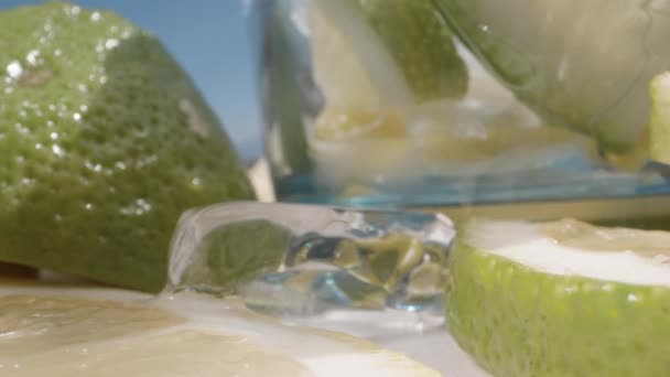 Buz Güneşte Erir Limon Dilimleri Bir Bardağa Limonata Doldururum Dolly — Stok video