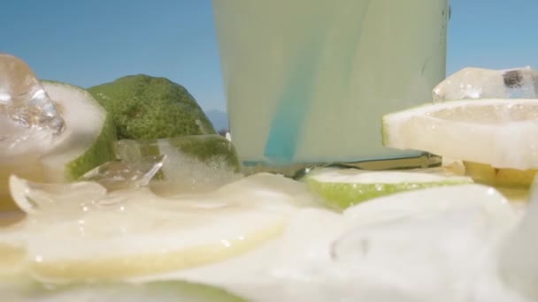 氷は太陽の下で溶け レモンスライス 私はテーブルの上にレモネードをこぼす ドリースライダー極端なクローズアップ ラオワ プローブ スローモ — ストック動画