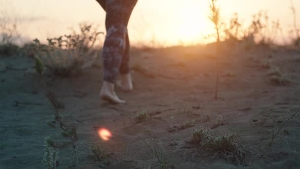 Sunset Young Woman Barefoot Climbs Sandy Mountain Meet Sun — Stock Video