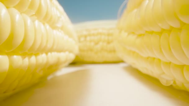 Liggen Een Paar Koolhydraten Sappige Maïs Tafel Tegen Blauwe Lucht — Stockvideo