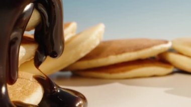 Kreplerin üzerine çikolata sosu döküyorum. Nefis bir kahvaltı. Bu çok tatlı olacak. Yaz, güneşli bir gün. Dolly Slider aşırı yakın çekim. Laowa Sondası. Yavaş çekim.