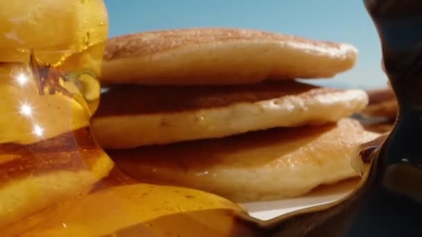Ich Gieße Verschiedene Sirupe Auf Pfannkuchen Auf Der Einen Seite — Stockvideo