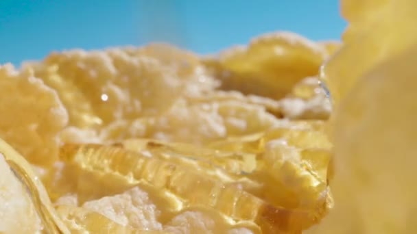 私は蜂蜜でコーンフレークを注ぎます おいしい健康的な朝食 ドリースライダー極端なクローズアップ ラオワ プローブ スローモ — ストック動画