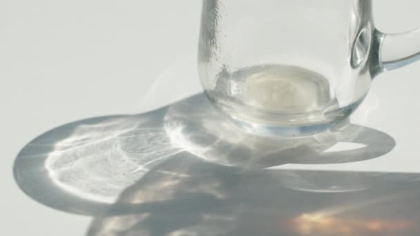 Çayı Fincana Dolduruyorum Masanın Üzerindeki Gölgede Güneşten Gelen Güzel Bir — Stok video