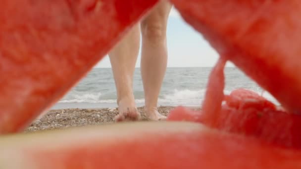 Νεαρή Γυναίκα Τρέχει Έξω Από Θάλασσα Στο Καρπούζι Πέφτει Στην — Αρχείο Βίντεο