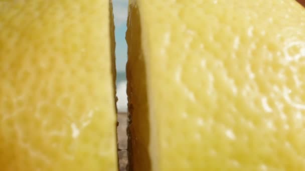 Ich Zerteile Die Zitrone Zwei Teile Durch Die Die Kamera — Stockvideo