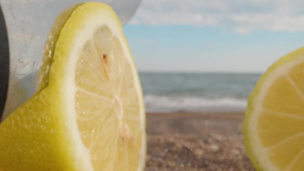 Nůž Zasekne Půl Citronu Kamera Sklouzne Moři Výhled Moře Dolly — Stock video
