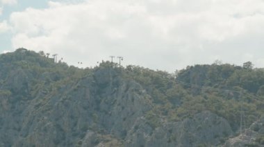 Kablolu araba, kırmızı funicular insanları taşır ve taşır..