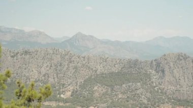 Dağdan başka bir dağa bak. Yakınlaştırma etkisi. Aşağıdaki orman ve mavi gökyüzü