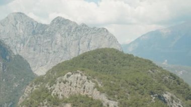 Dağın yeşillik ve denizdeki manzarası. Beyaz bulutlar. Yaz, doğa çok güzel..