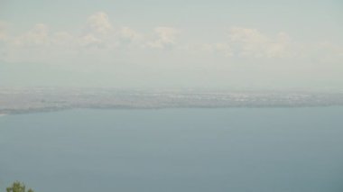 Sahil şeridinin panoraması. Deniz manzarası ve şehir manzarası. Mavi gökyüzü.