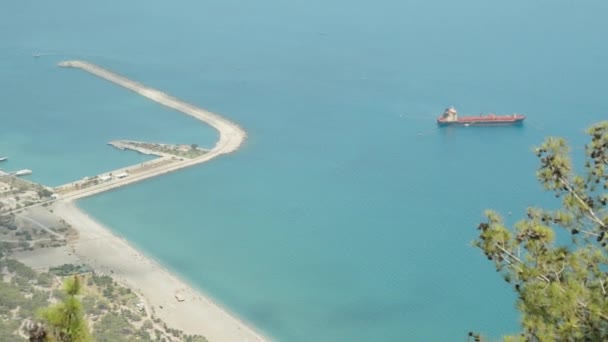 Przechyla Się Wzdłuż Wybrzeża Widok Morze Miasto Port Morski Statkami — Wideo stockowe