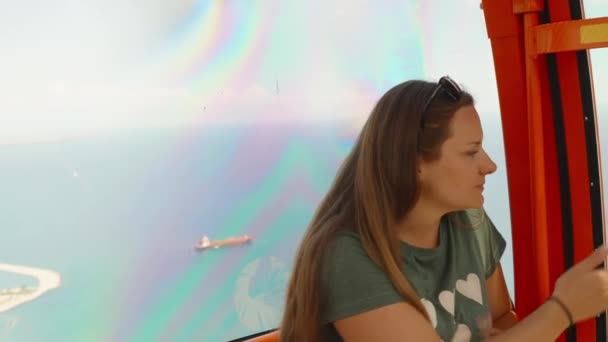 Молода Жінка Сидить Фунікулері Щось Каже Вказує Щось Вікні Поїздка — стокове відео