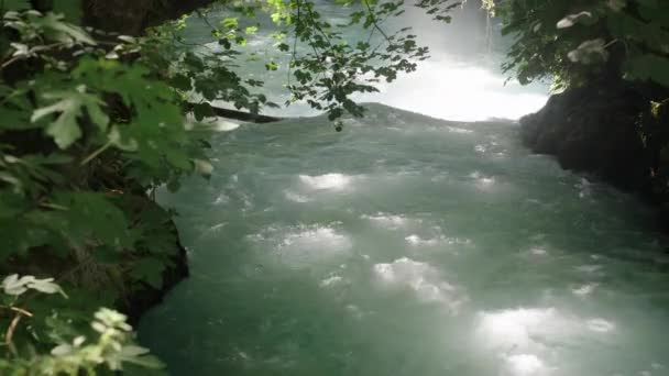 Небольшая Горная Река Течет Быстро Бирюзовая Вода Солнце Прорывается Сквозь — стоковое видео