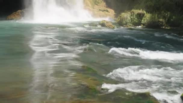 Woda Szybko Spływa Kamieniach Górska Rzeka Wodospad Uderzył Skałę Kolor — Wideo stockowe