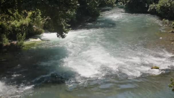 Stroomt Een Bergriviertje Stenen Turkoois Water Zon Verlicht Het Water — Stockvideo