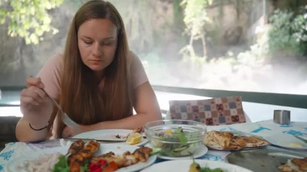 Jonge Vrouw Kijkt Naar Het Eten Het Bord Zegt Iets — Stockvideo