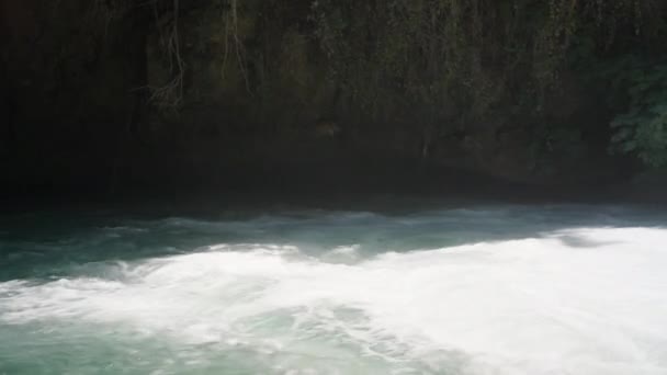 山の川は騒々しい ブドウは岩を耕した 水は空気中を飛ぶ 夏の晴れた日 — ストック動画