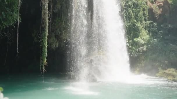 Wodospad Uderza Skałę Słońce Oświetla Turkusową Wodę Ruchu Dół — Wideo stockowe
