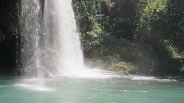 Wodospad Uderza Skałę Słońce Oświetla Turkusową Wodę Lato Zielone Drzewa — Wideo stockowe