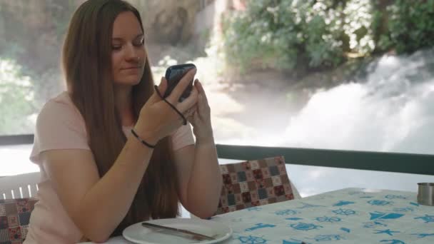 Joven Toma Una Selfie Mira Foto Teléfono Fondo Hay Una — Vídeos de Stock