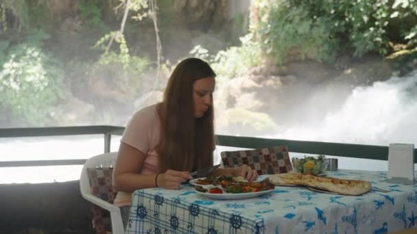 Een Jonge Vrouw Een Café Het Water Eet Salade Scheurt — Stockvideo