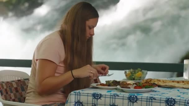 Een Jonge Vrouw Een Café Het Water Eet Salade Achter — Stockvideo